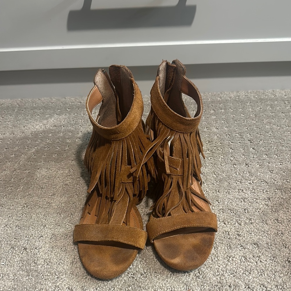 Steve Madden Brown Fringe Suede Sandals. Good condition. Worn like 3x’s